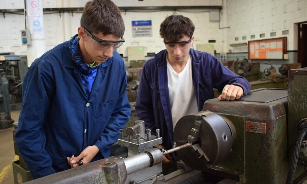 Alumnos de electromecánica de la Técnica 3 de Berazategui operando un torno.