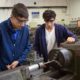 Alumnos de electromecánica de la Técnica 3 de Berazategui operando un torno.