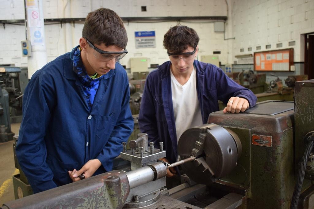 Alumnos de electromecánica de la Técnica 3 de Berazategui operando un torno.