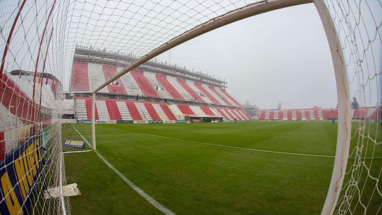 Arco vacío en el Estadio 15 de Abril de Unión de Santa Fe.