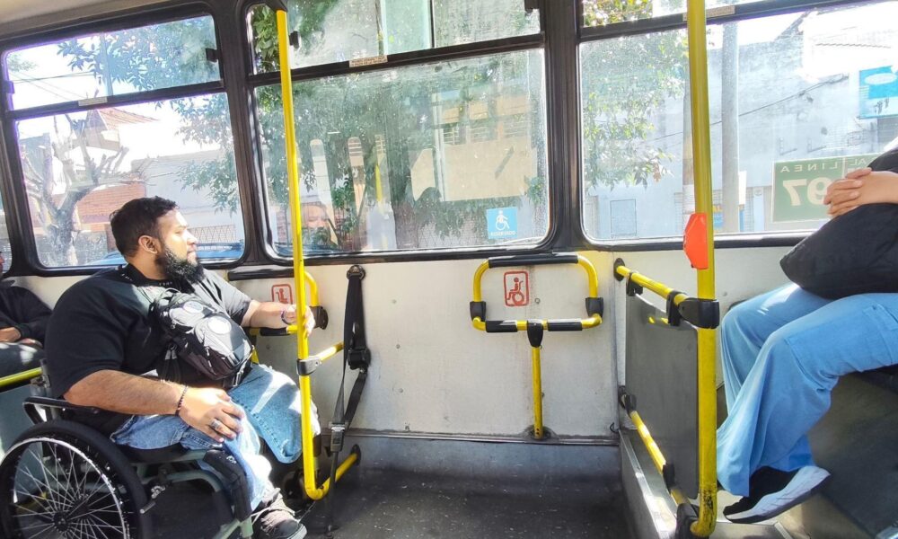 Un pasajero en silla de ruedas dentro de un colectivo del AMBA. Créditos: Luna Fraomeni