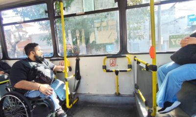 Un pasajero en silla de ruedas dentro de un colectivo del AMBA. Créditos: Luna Fraomeni