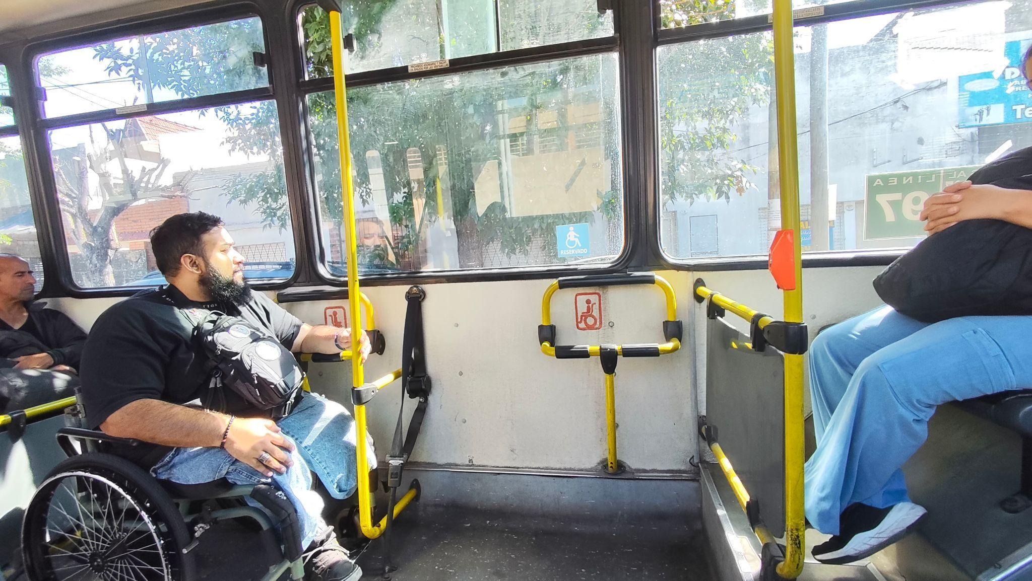 Un pasajero en silla de ruedas dentro de un colectivo del AMBA. Créditos: Luna Fraomeni