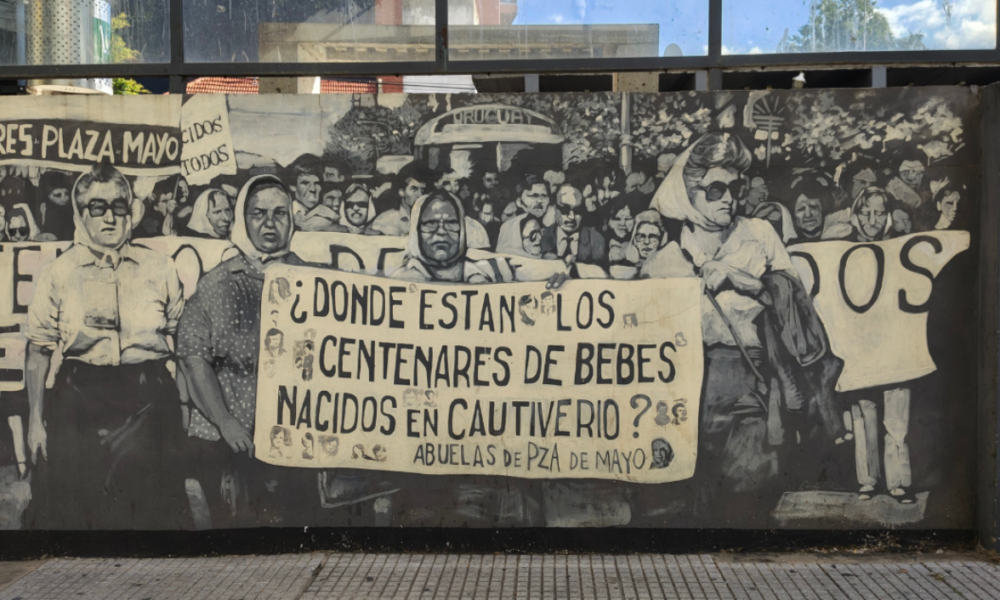 Mural en la estación Rivadavia del tren Mitre, a dos cuadras del Espacio Memoria y Derechos Humanos ex-ESMA.