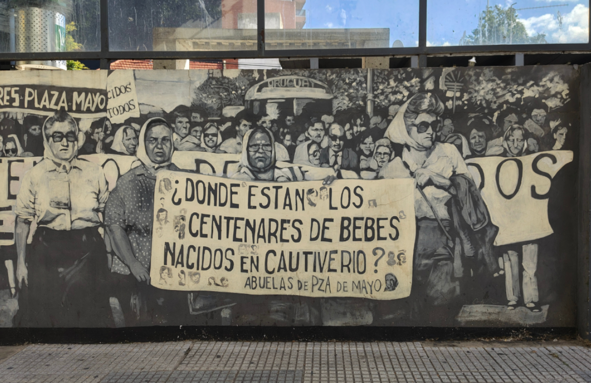 Mural en la estación Rivadavia del tren Mitre, a dos cuadras del Espacio Memoria y Derechos Humanos ex-ESMA.