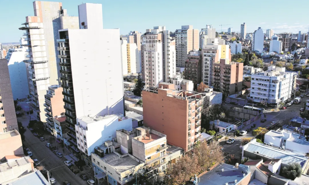 Vista aérea de la ciudad de Neuquén, donde el crecimiento impulsado por Vaca Muerta contrasta con el aumento del costo de vida. Fuente: Matías Subat 