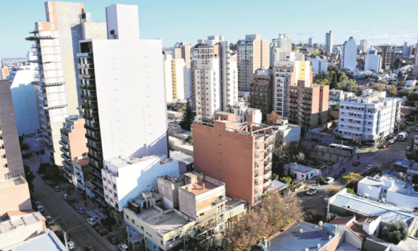 Vista aérea de la ciudad de Neuquén, donde el crecimiento impulsado por Vaca Muerta contrasta con el aumento del costo de vida. Fuente: Matías Subat 