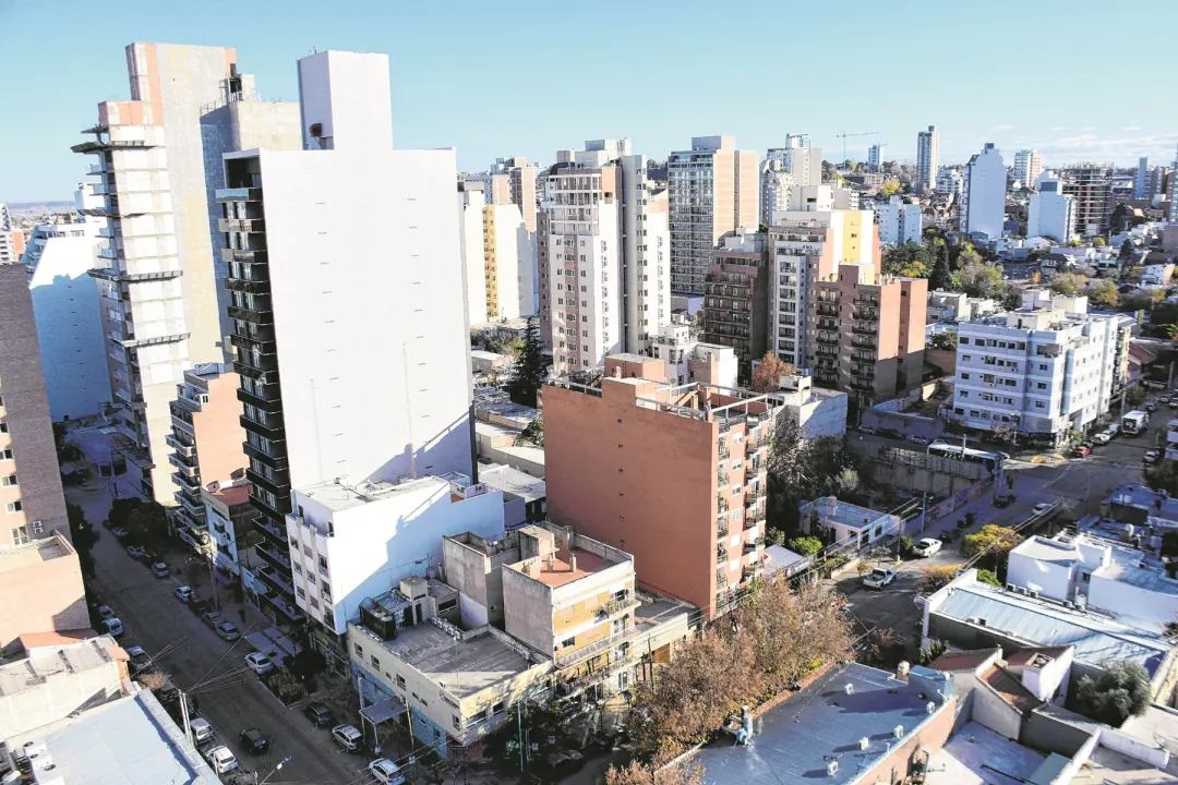 Vista aérea de la ciudad de Neuquén, donde el crecimiento impulsado por Vaca Muerta contrasta con el aumento del costo de vida. Fuente: Matías Subat 