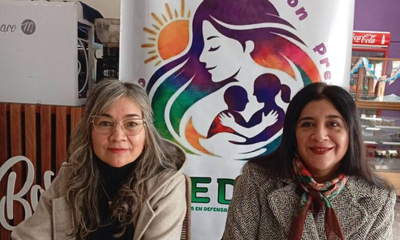 Natalia Farías (de pañuelo y tapado), fundadora de REDIM, junto a la secretaria de la fundación, Mónica Castillo. Créditos: Periódico Sur Santiagueño