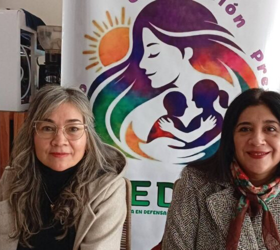Natalia Farías (de pañuelo y tapado), fundadora de REDIM, junto a la secretaria de la fundación, Mónica Castillo. Créditos: Periódico Sur Santiagueño