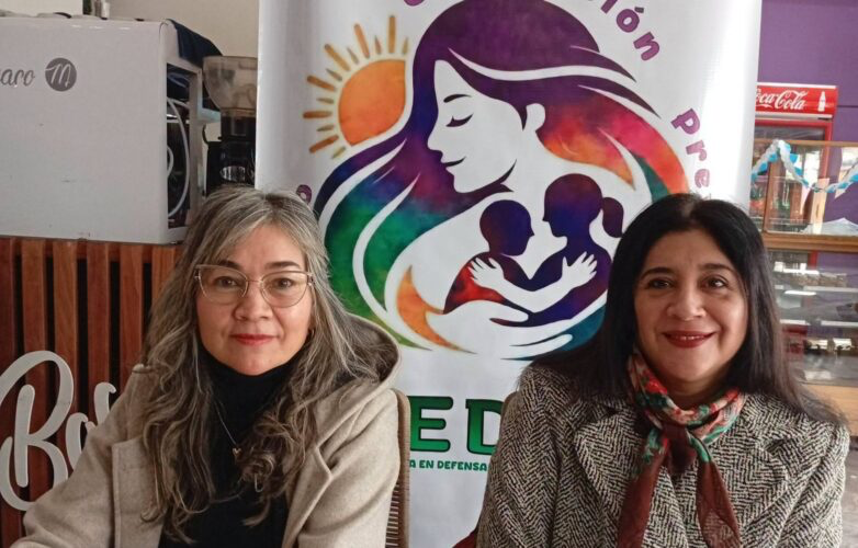 Natalia Farías (de pañuelo y tapado), fundadora de REDIM, junto a la secretaria de la fundación, Mónica Castillo. Créditos: Periódico Sur Santiagueño